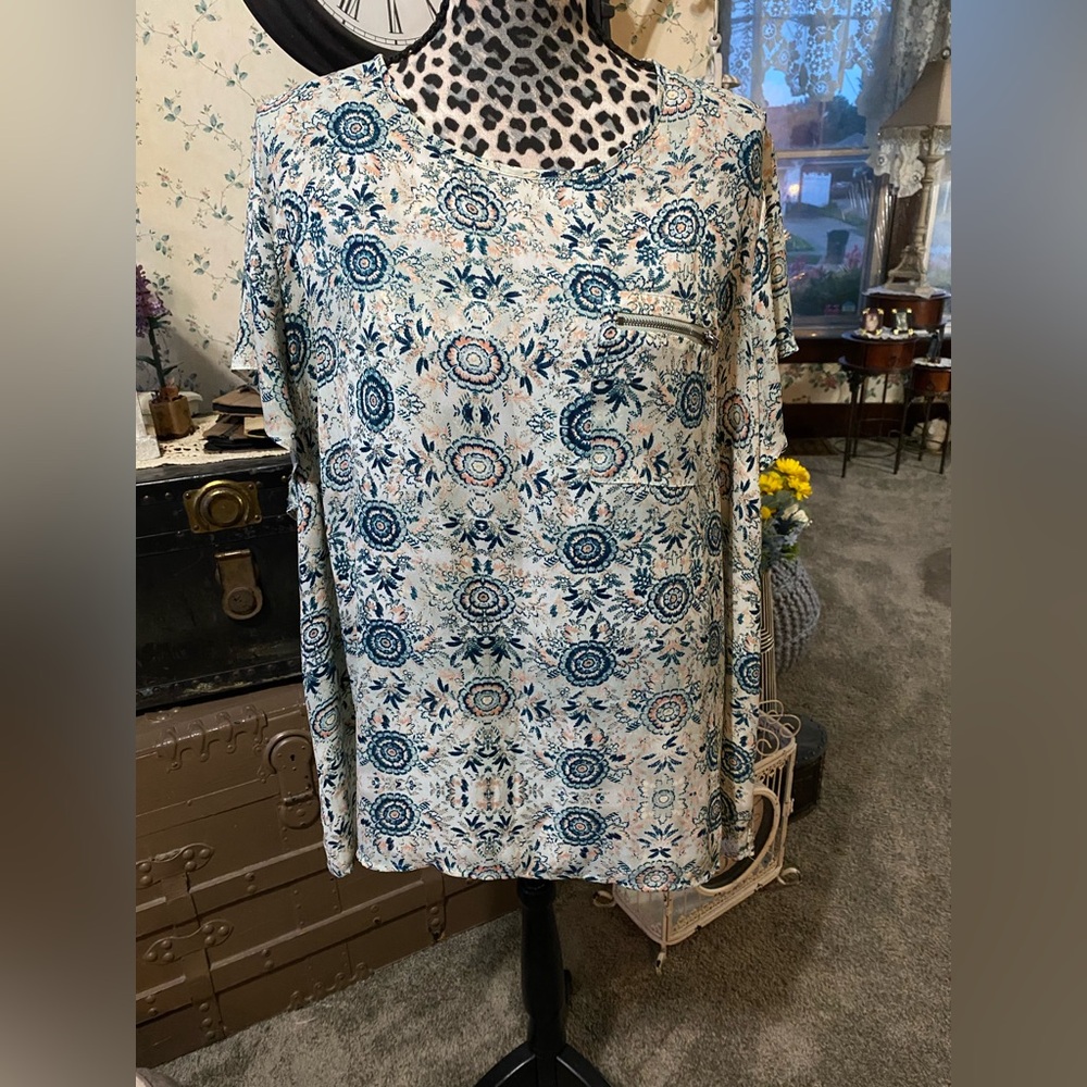 Maurices Women’s Plus Size Floral Blouses 3x Blue and Cream